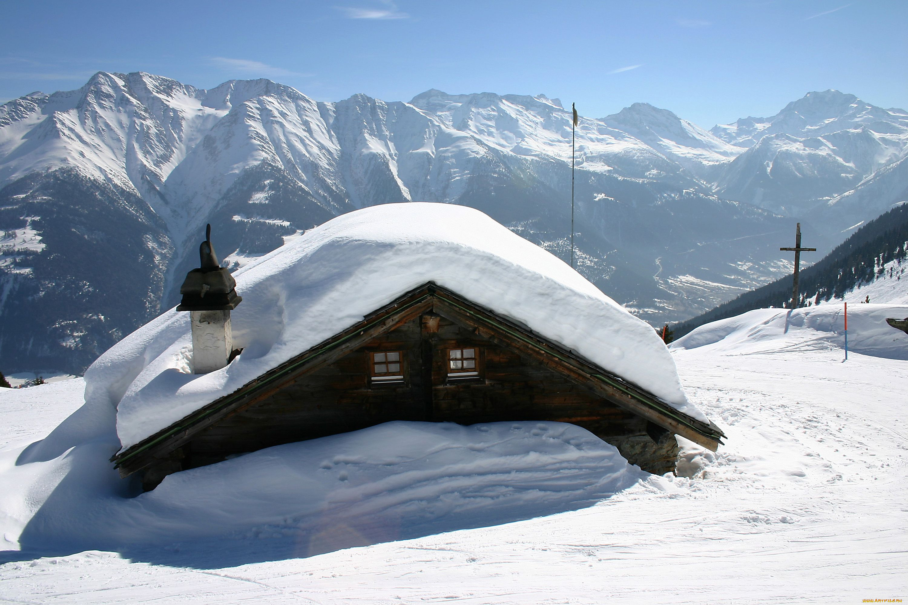Домик-землянка в швейцарских Альпах